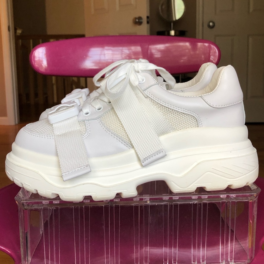White platform sneakers with clips size 6